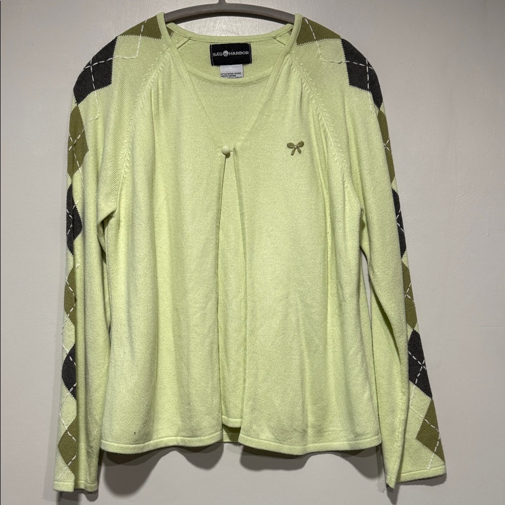 🍀Perfect St. Patrick’s Day Green 1pc Vintage Knit Top. 
I wish it was my size 🍀
